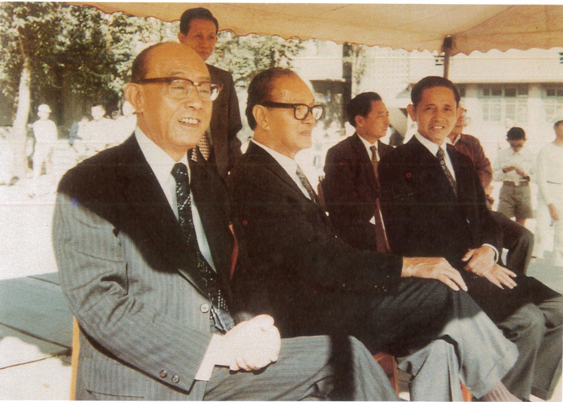 朱昭陽先生（左二）與棒球之父謝國城先生（左一）參加校慶活動